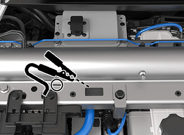 低压电池前部的接地位置。